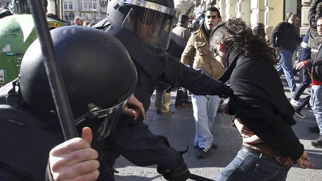 Disturbios entre policía y estudiantes en Valencia