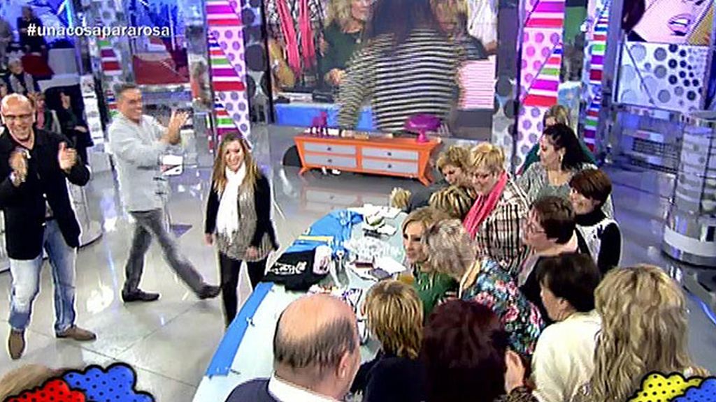 Rosa Benito recibe besos del público y de sus compañeros