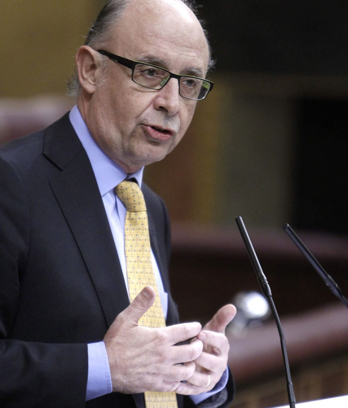 El ministro de Hacienda, Cristóbal Montoro, durante el pleno del Congreso en el que se ha aprobado pedir al gobierno una revalorización de las pensiones