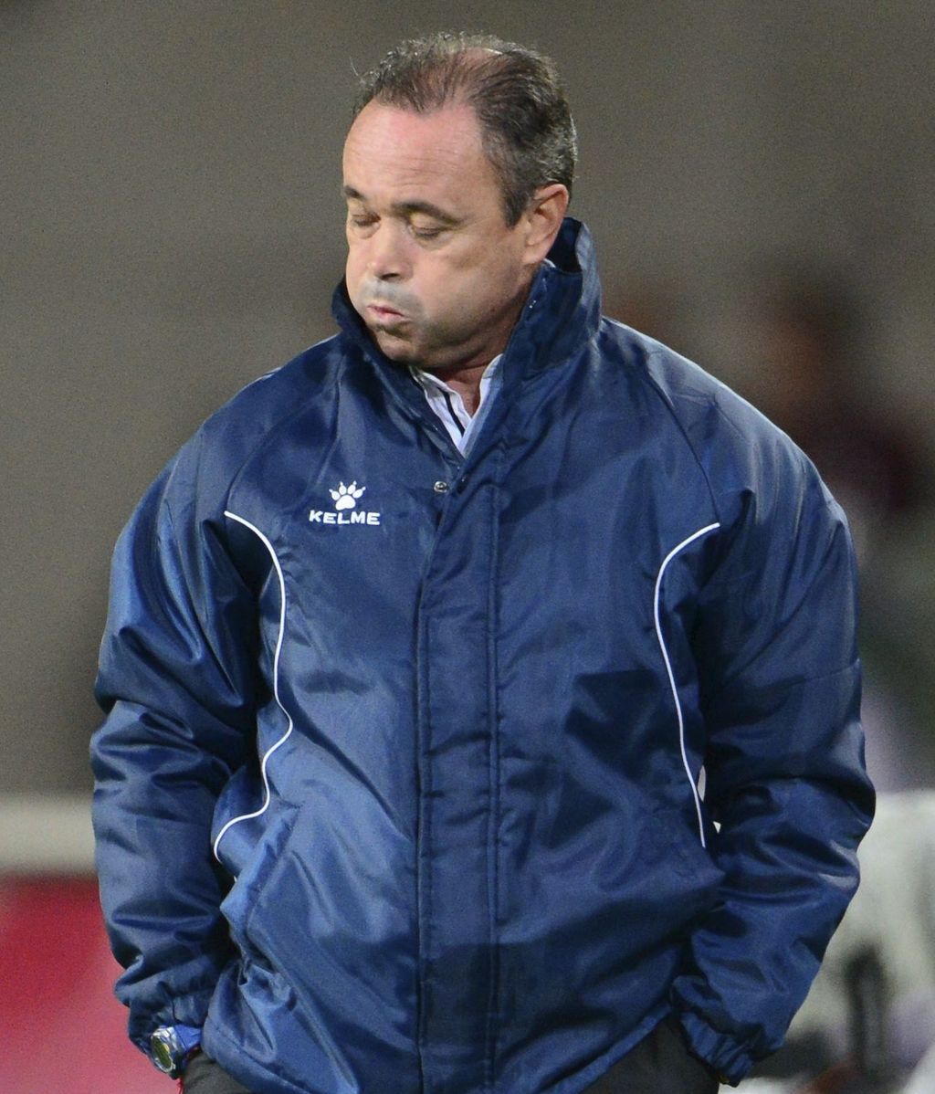 El entrenador del Levante, Juan Ignacio Martínez, gesticula durante el partido del grupo L de la Liga Europa que su equipo disputó contra el Hannover 96