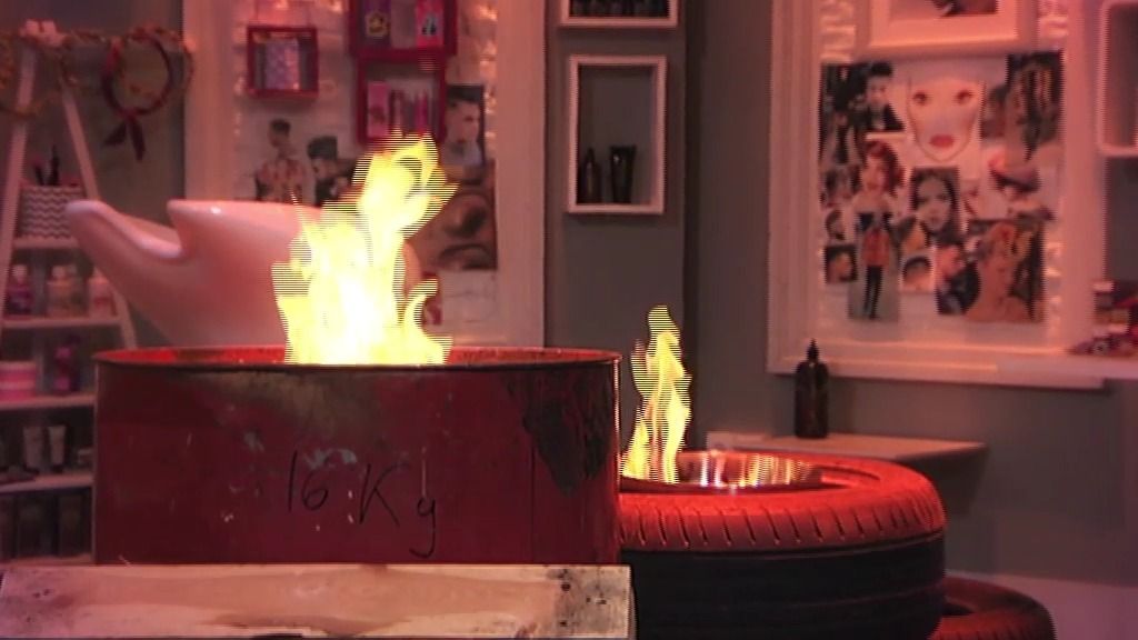 Una hoguera y las críticas entre los estilistas incendian el plató de 'Cámbiame'