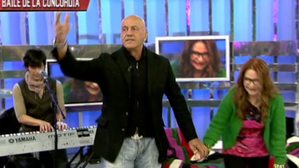 Sus compañeros le dan la bienvenida con dos regalos muy originales