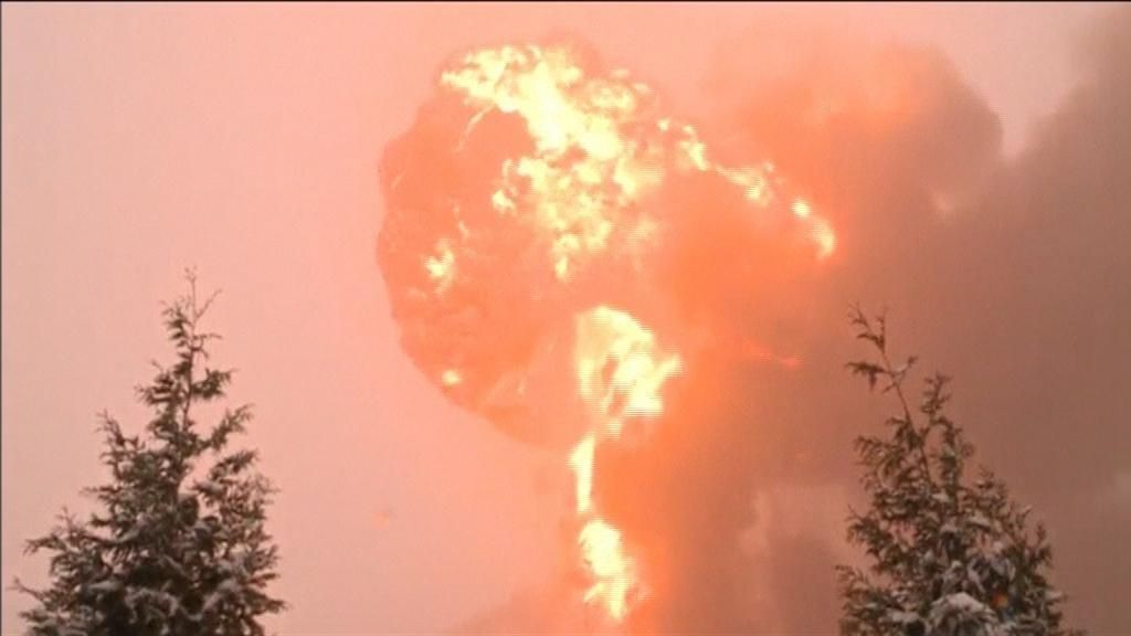Una casa en llamas y dos pueblos evacuados tras descarrilar un tren cargado de petróleo