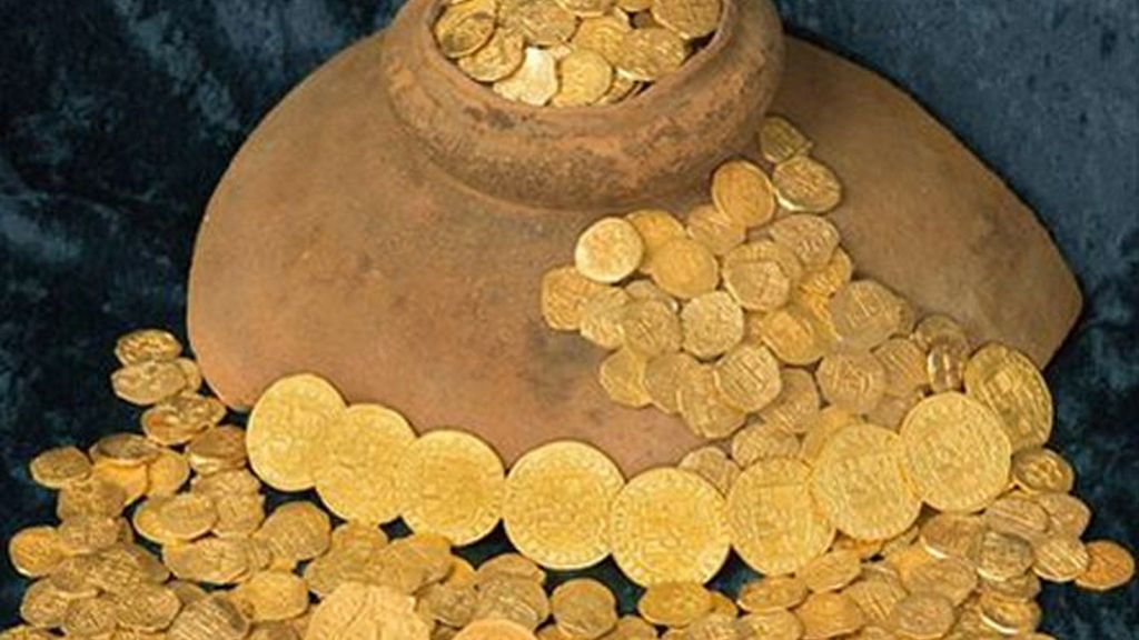 Hallan un tesoro de monedas de oro en los restos de un galeón español en Florida