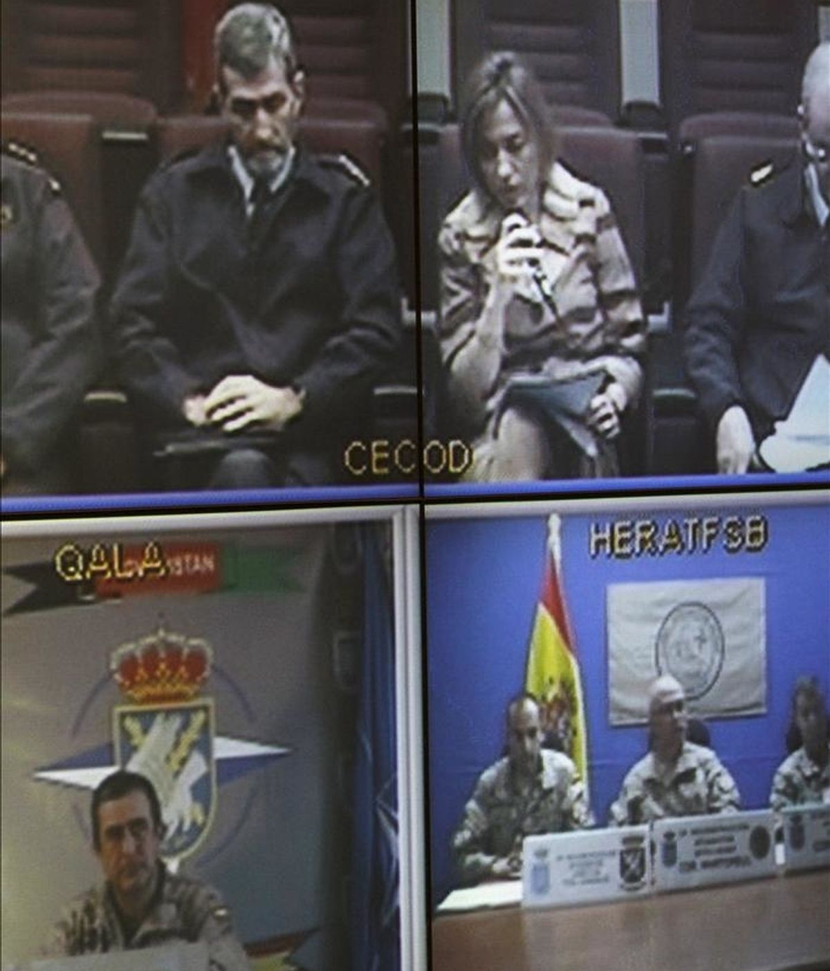 Imagen tomada de la pantalla, durante la videoconferencia que la ministra de Defensa, Carme Chacón (d), junto al jefe del Estado Mayor de la Defensa (JEMAD), el general José Julio Rodríguez (i), mantuvo hoy desde la sede de su departamento con las tropas españolas desplegadas en Afganistán. En la parte inferior de la imagen, la base del Equipo de Reconstrucción Provincial (PRT) de Qala i Naw (i) y la Base de Apoyo Avanzada (FSB) de Herat (d), ambas en Afganistán. EFE