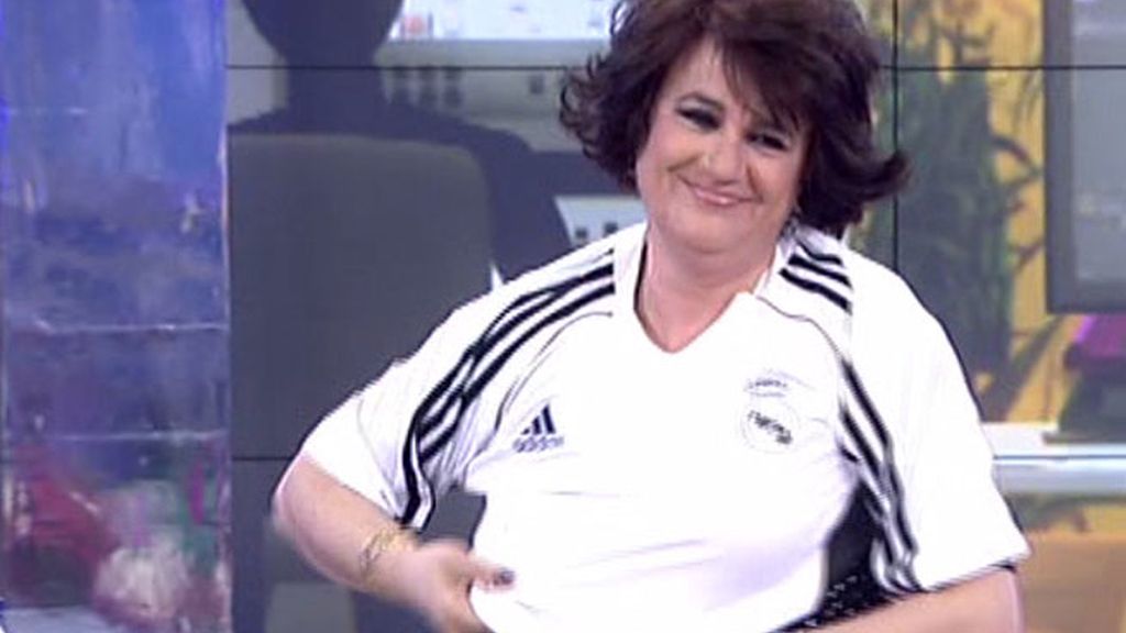 La colaboradora, aunque reacia, se enfunda la camiseta