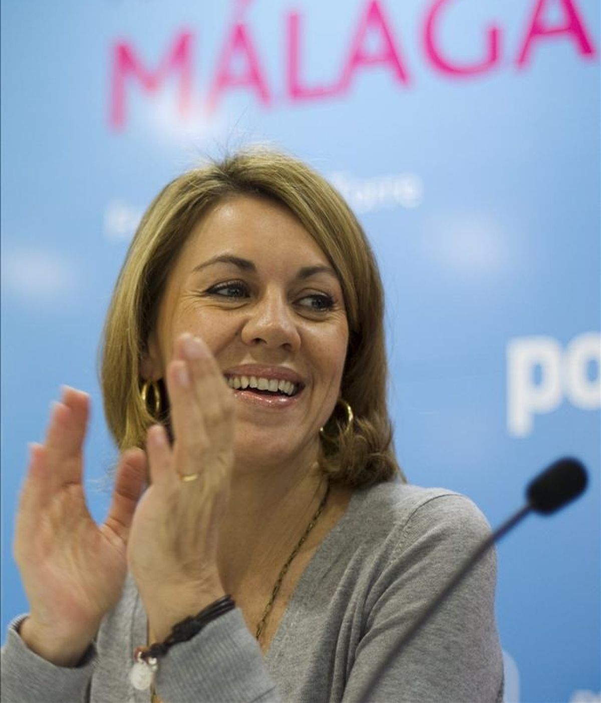 La secretaria general del PP, María Dolores de Cospedal, ha afirmado hoy que su partido ofrece "un auténtico proyecto de recuperación nacional" a partir del 22 de mayo, durante una reunión celebrada con los miembros de la candidatura del PP de Málaga. EFE