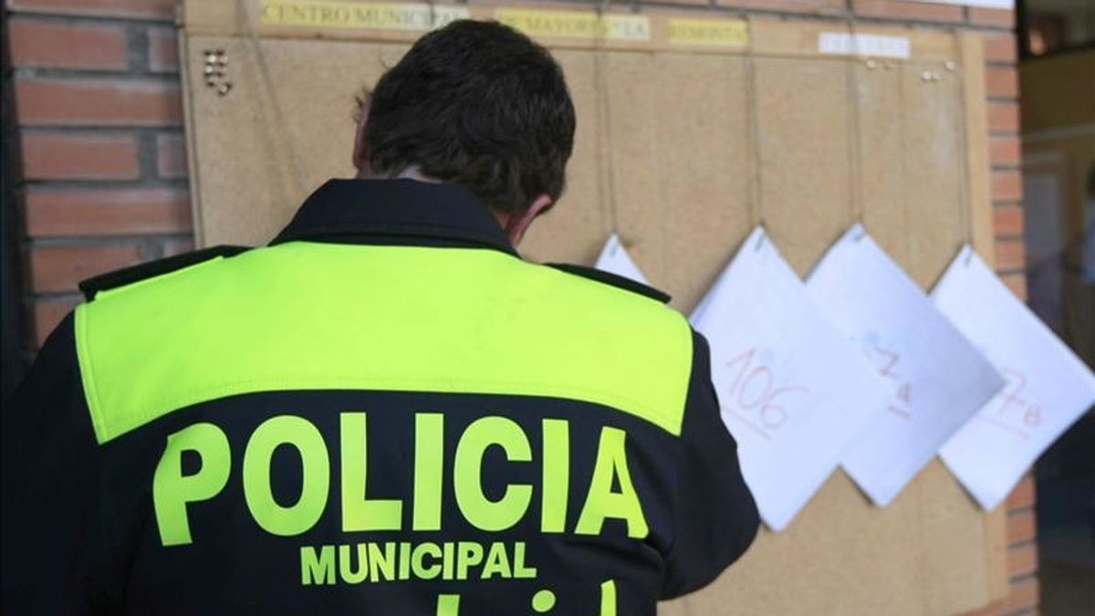 Un policia revisa el censo de votantes. EFE/Archivo