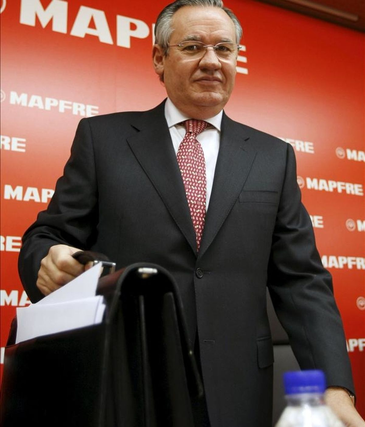 El presidente del Grupo asegurador Mapfre, José Manuel Martínez, anunció hoy que la compañía se centrará en el negocio del seguro y del reaseguro, por lo que irá "disminuyendo" su presencia en otros sectores, como el inmobiliario. EFE/Archivo