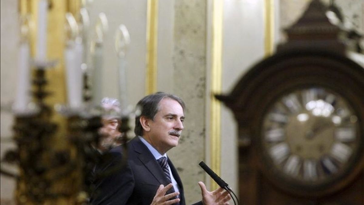 El ministro de Trabajo, Valeriano Gómez, durante su intervención tras entregar al presidente del Congreso de los Diputados, José Bono, el informe sobre la evolución del Fondo de Reserva de la Seguridad Social. EFE El ministro de Trabajo, Valeriano Gómez, durante su intervención tras entregar al presidente del Congreso de los Diputados, José Bono, el informe sobre la evolución del Fondo de Reserva de la Seguridad Social. EFE