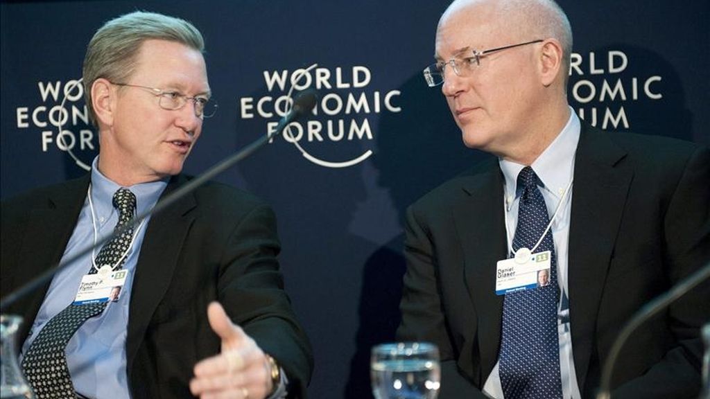 Daniel Glaser (d), presidente y director general de Marsh M&MC, habla con Timothy P. Flynn (i), presidente de KPMG International, durante una sesión de mesa redonda del Foro Económico de Davos, Suiza. Líderes políticos y altos ejecutivos de todo el mundo comienzan hoy su reunión anual en el Foro de Davos con el futuro de la economía a largo plazo como principal referente. EFE Daniel Glaser (d), presidente y director general de Marsh M&MC, habla con Timothy P. Flynn (i), presidente de KPMG International, durante una sesión de mesa redonda del Foro Económico de Davos, Suiza. Líderes políticos y altos ejecutivos de todo el mundo comienzan hoy su reunión anual en el Foro de Davos con el futuro de la economía a largo plazo como principal referente. EFE
