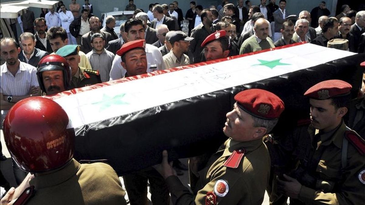 Imagen facilitada por la agencia oficial siria de noticias SANA muestra la procesión el pasado domingo del funeral del oficial del ejército Nihad Dayoub. EFE