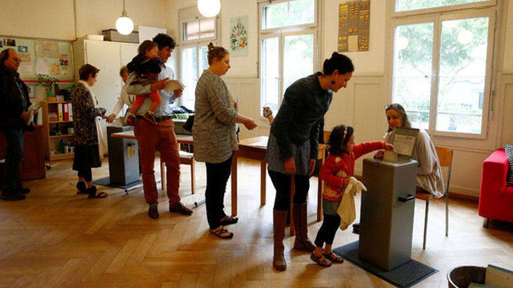 Los suizos rechazan por referéndum tener una renta básica de 2.200 euros