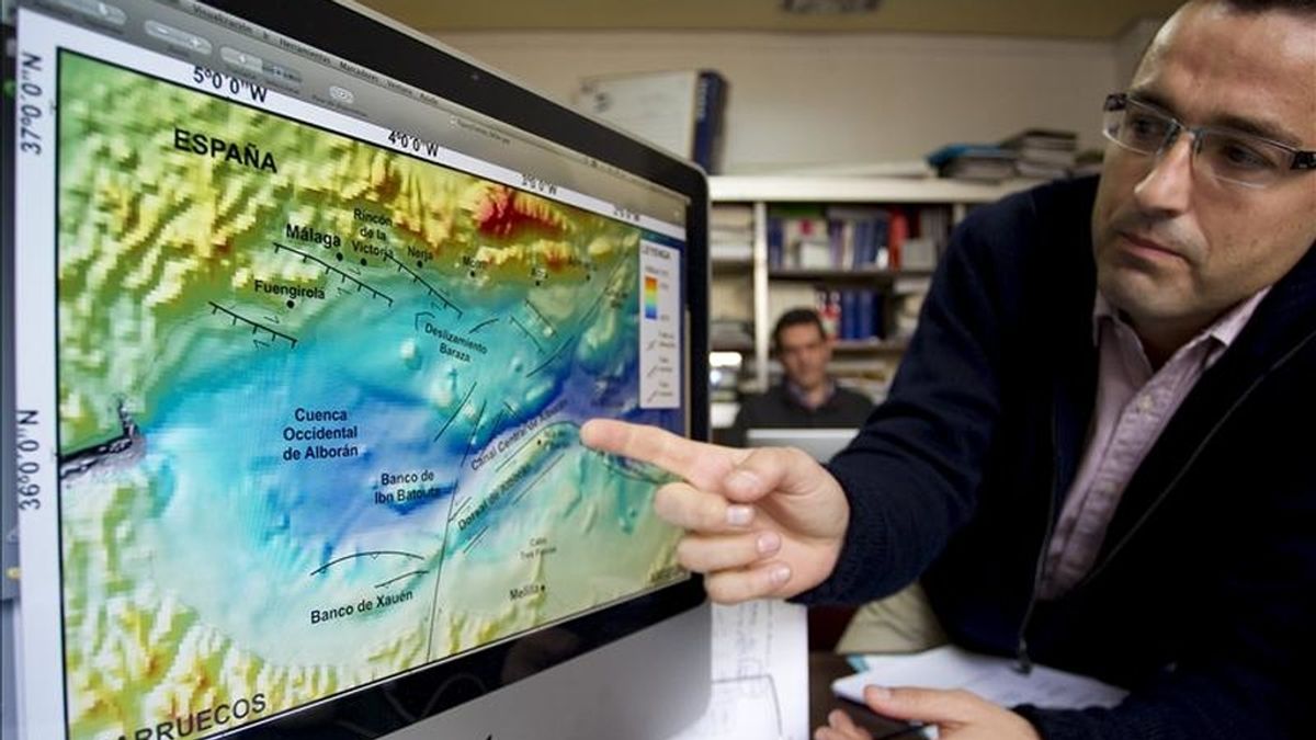 En la imagen, Jorge Macías, investigador de EDANYA de la Universidad de Málaga (UMA), nos enseña una simulación por ordenador con los efectos de un tsunami generado en mitad del Mar de Alborán. EFE
