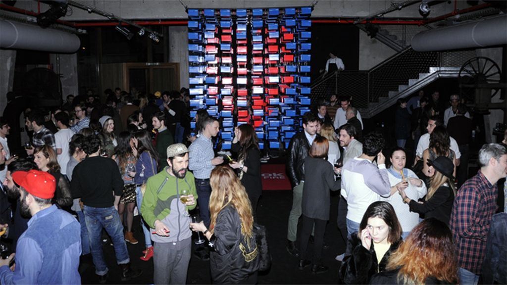 Un corazón gigante hecho a base de cajas de Reebok presidía la fiesta