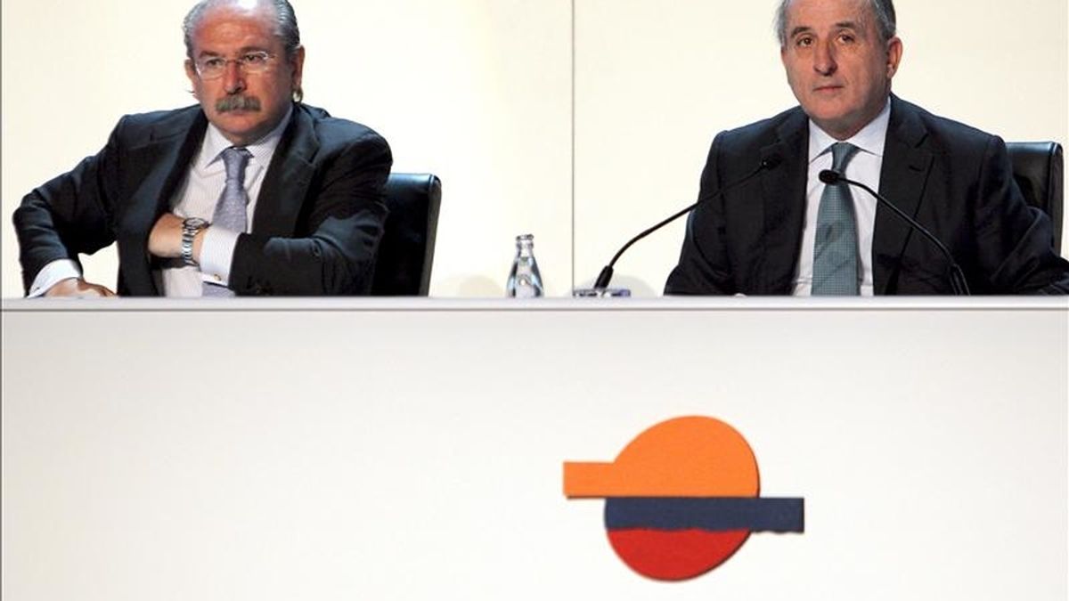 Los presidentes de Repsol, Antonio Brufau (d) y Sacyr Vallehermoso, Luis del Rivero, durante la Junta General Ordinaria de accionistas celebrada el pasado 15 de abril en Madrid. EFE/Archivo