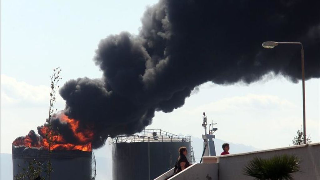 Explosión de un tanque de combustible hoy en el puerto de Gibraltar. EFE Explosión de un tanque de combustible hoy en el puerto de Gibraltar. EFE