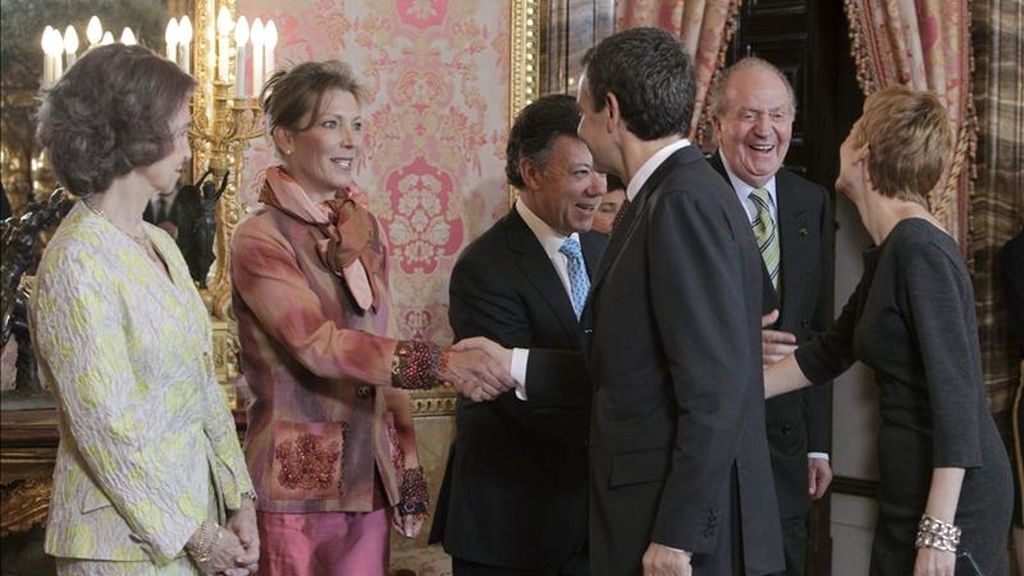 El presidente del Gobierno español, José Luis Rodríguez Zapatero (3d) y su mujer, Sonsoles Espinosa (d), saludan el presidente de Colombia, Juan Manuel Santos (3i), y a su esposa, María Clemencia Rodríguez de Santos (2i) en presencia del rey Juan Carlos y la reina Sofía durante el almuerzo ofrecido este mediodía por los Reyes en el Palacio Real en honor del presidente colombiano y su esposa, que hoy comenzaron su primera visita oficial a España. EFE
