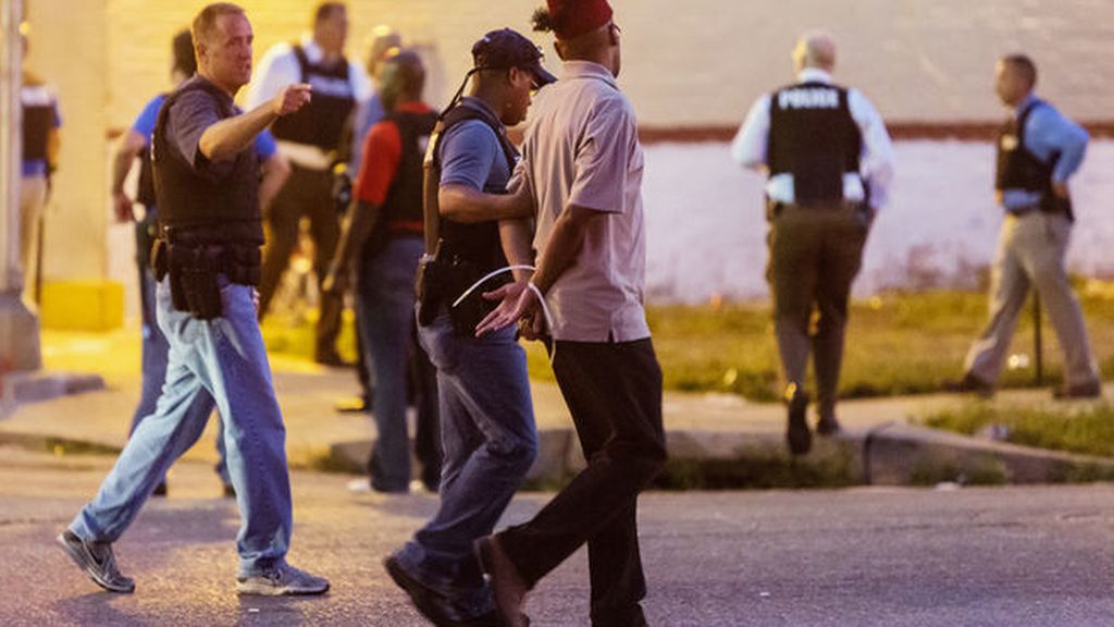 La muerte de un hombre negro a manos de la policía desata nuevas protestas en St. Louis