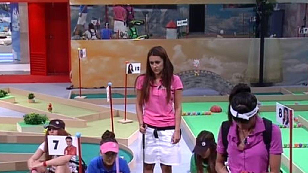 Los concursantes juegan al minigolf