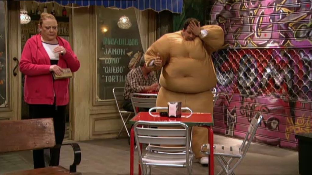 Su madre le pone un antiguo traje suyo de cuando era vedette