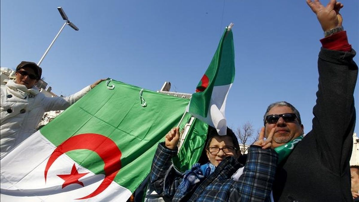 Manifestantes de origen argelino exhiben una bandera de Argelia, durante una manifestación convocada por la libertad, democracia y el cese de la represión en Argelia, el pasado 22 de enero. EFE/Archivo