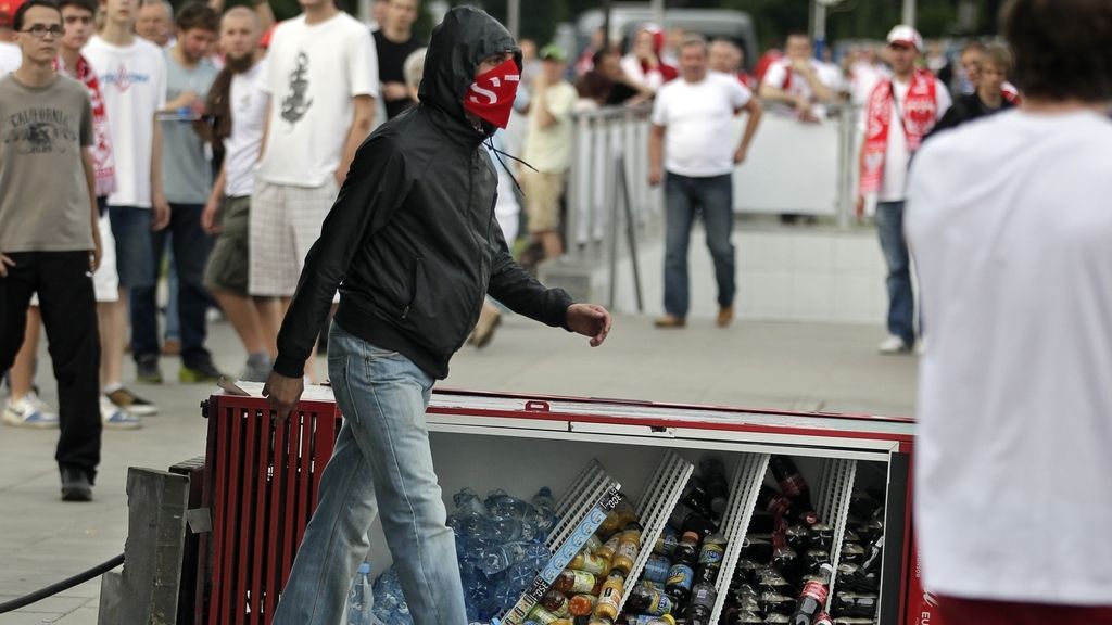 Peleas, destrozos, insultos racistas y detenciones