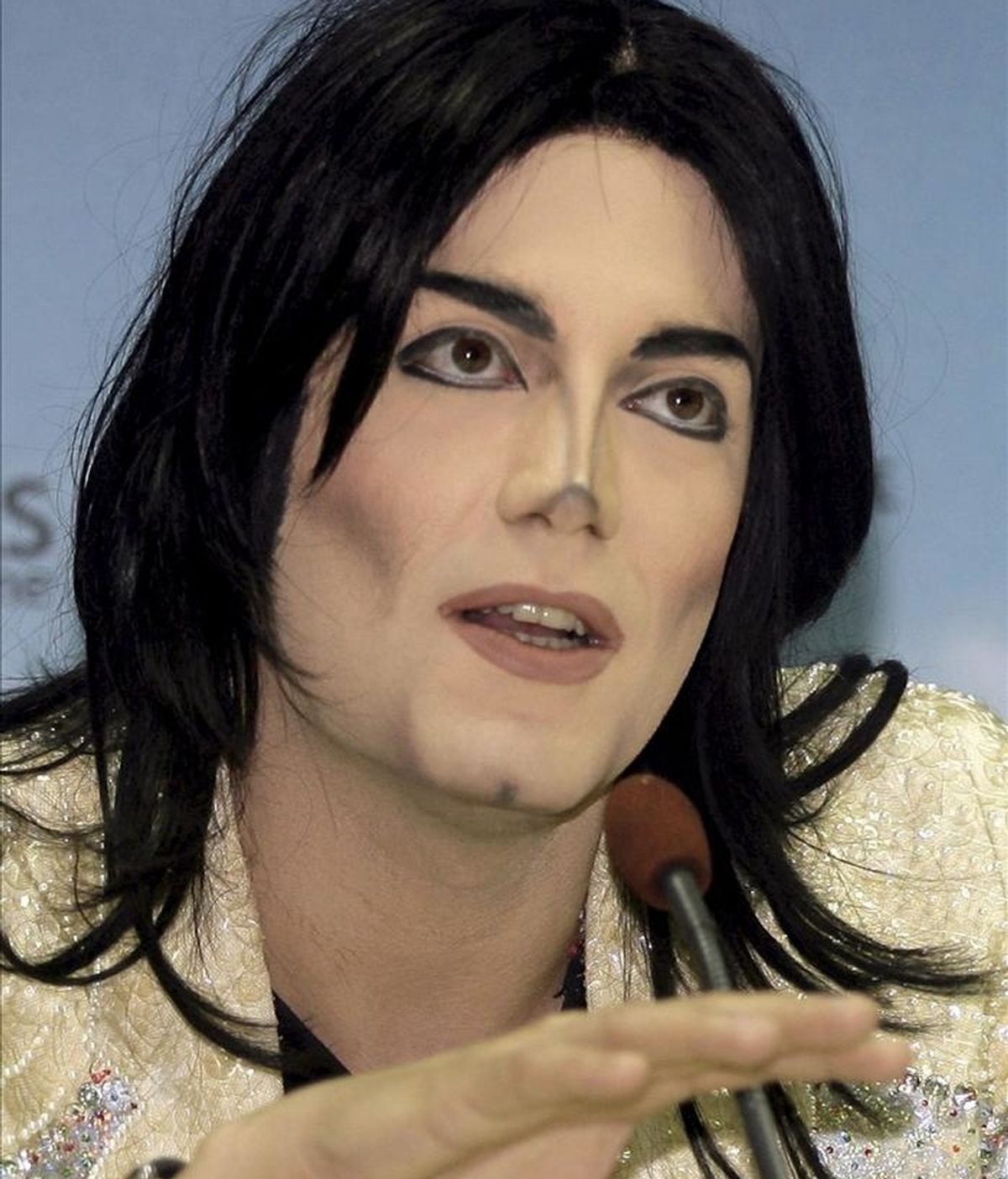 Fran Jackson, doble oficial de Michael Jackson en España, presenta el espectáculo que ofrecerá en Santa Cruz de Tenerife y Las Palmas de Gran Canaria en homenaje al artista fallecido. EFE