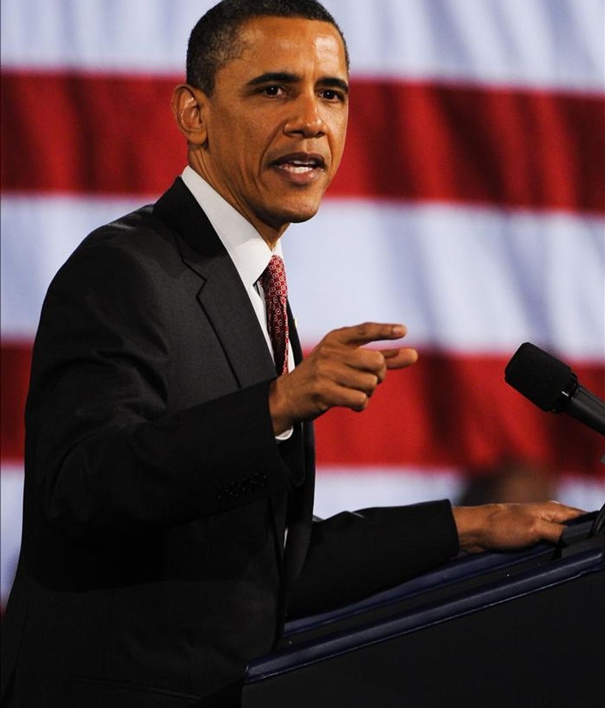 El presidente de Estados Unidos Barack Obama pronuncia un discurso en un evento de recolección de fondos para la Convención Democrática Nacional y su campaña de re-elección 2012, ayer 14 de abril, en el Navy Pier en Chicago, Illinois (EE.UU.). EFE