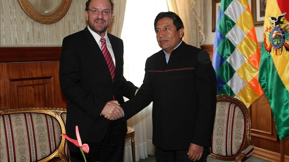 El ministro de Exteriores de Chile, Alfredo Moreno (i), estrecha la mano de su homologo de Bolivia, David Choquehuanca (d), en La Paz (Bolivia), donde adelantan el primer encuentro de ese nivel en sesenta años para tratar la demanda marítima boliviana. EFE
