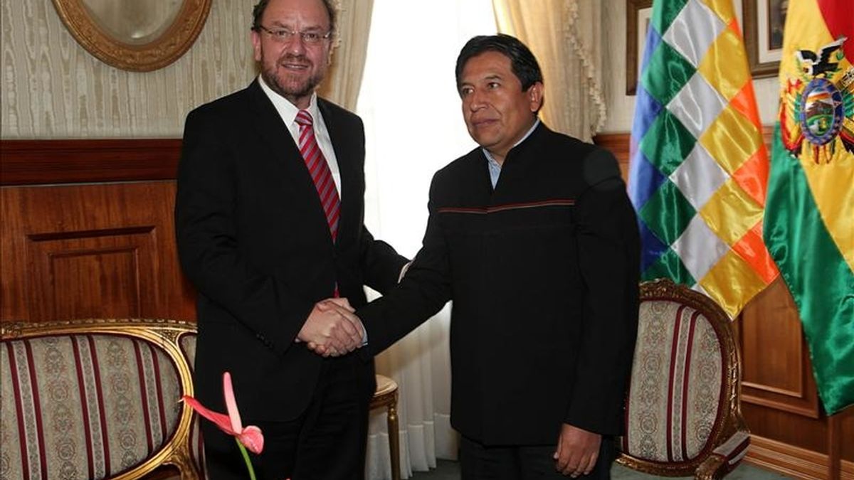 El ministro de Exteriores de Chile, Alfredo Moreno (i), estrecha la mano de su homologo de Bolivia, David Choquehuanca (d), en La Paz (Bolivia), donde adelantan el primer encuentro de ese nivel en sesenta años para tratar la demanda marítima boliviana. EFE El ministro de Exteriores de Chile, Alfredo Moreno (i), estrecha la mano de su homologo de Bolivia, David Choquehuanca (d), en La Paz (Bolivia), donde adelantan el primer encuentro de ese nivel en sesenta años para tratar la demanda marítima boliviana. EFE