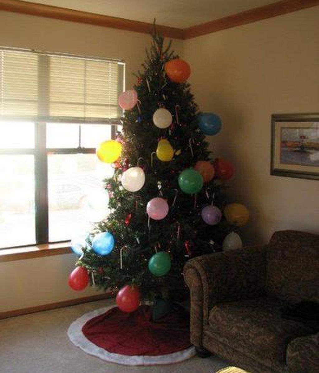 Globos en vez de bolas de navidad para un árbol muy original