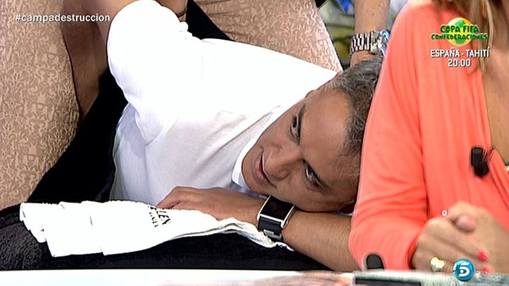 La presentadora casi acaba en el suelo