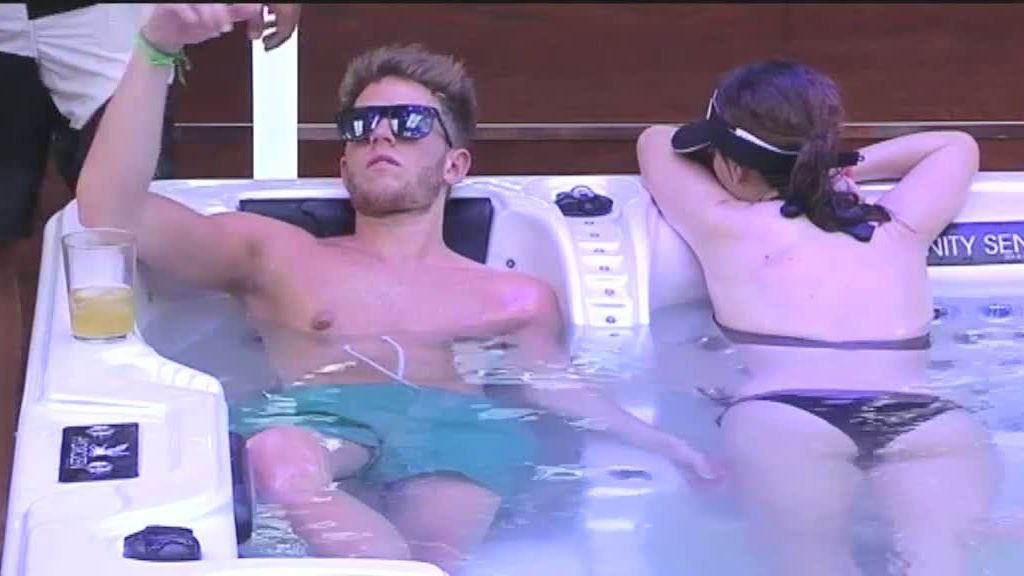 Carlos y Saray llegan al éxtasis en el jacuzzi