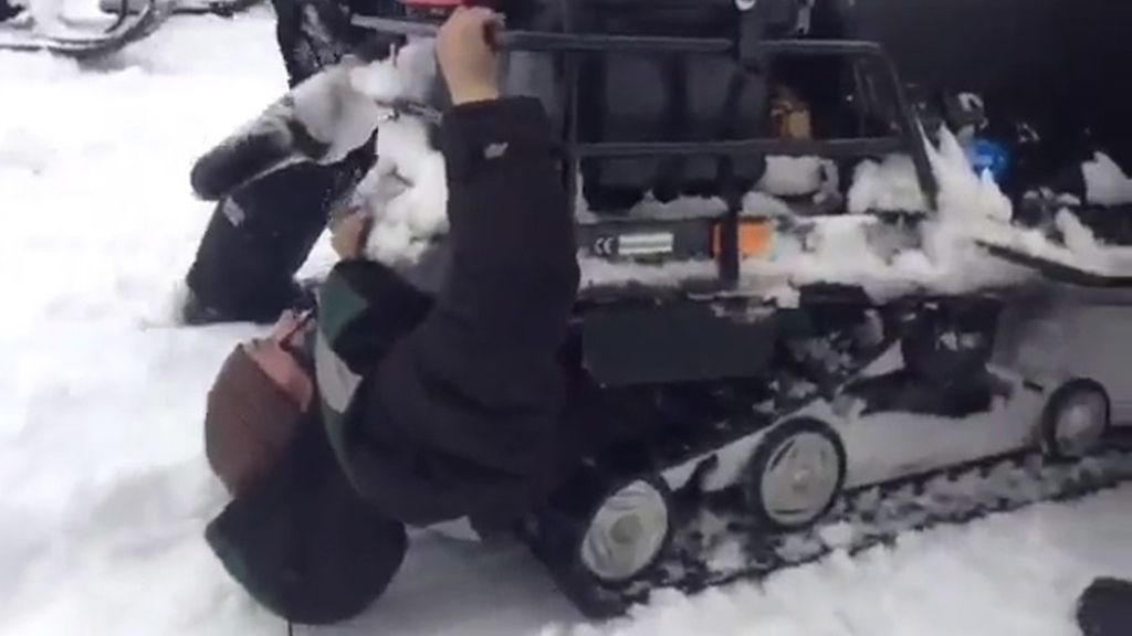 El vídeo de un hombre ruso absorbido por una motonieve se hace viral