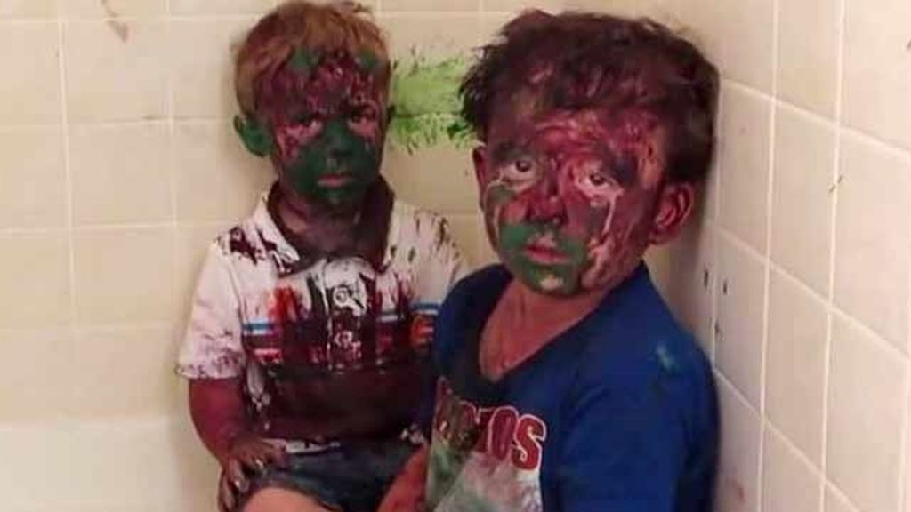 Regañina viral de un padre a sus hijos por bañarse en pintura mientras jugaban