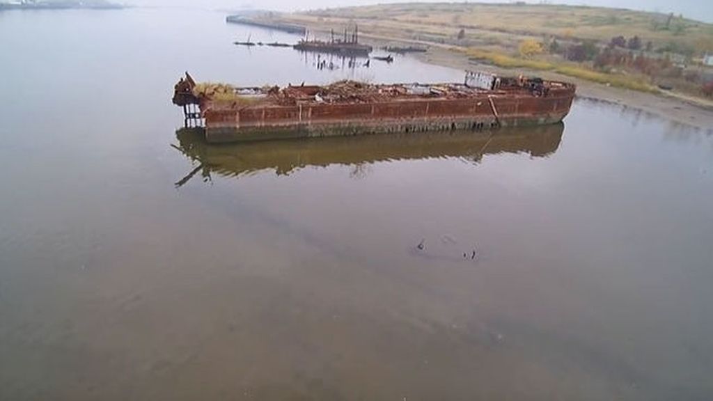 Un dron graba una vista inédita de un cementerio de barcos en Nueva York