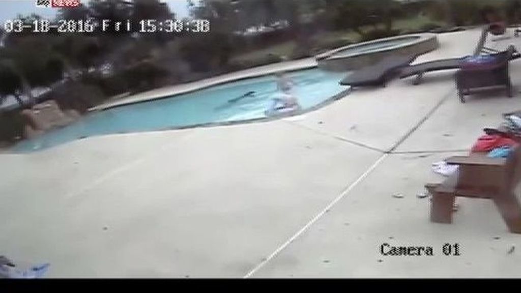 Una niña de cinco años salva a su madre de morir ahogada en la piscina