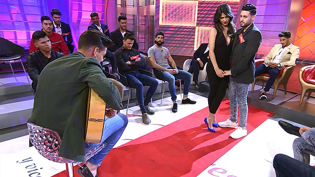 Jesuli intenta conquistar a Sofía con la música de su primo Luitingo Jesuli intenta conquistar a Sofía con la música de su primo Luitingo