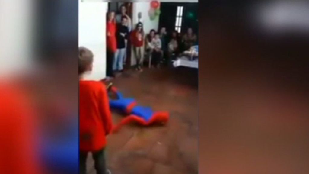 Spiderman, de bruces contra el suelo
