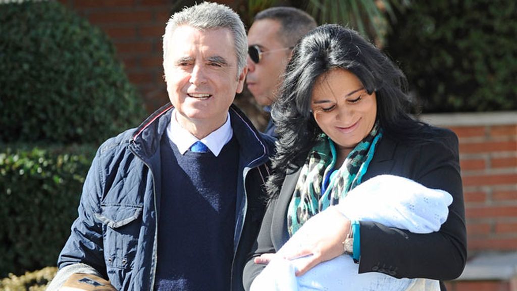 Ana María Aldón mira tierna a su bebé