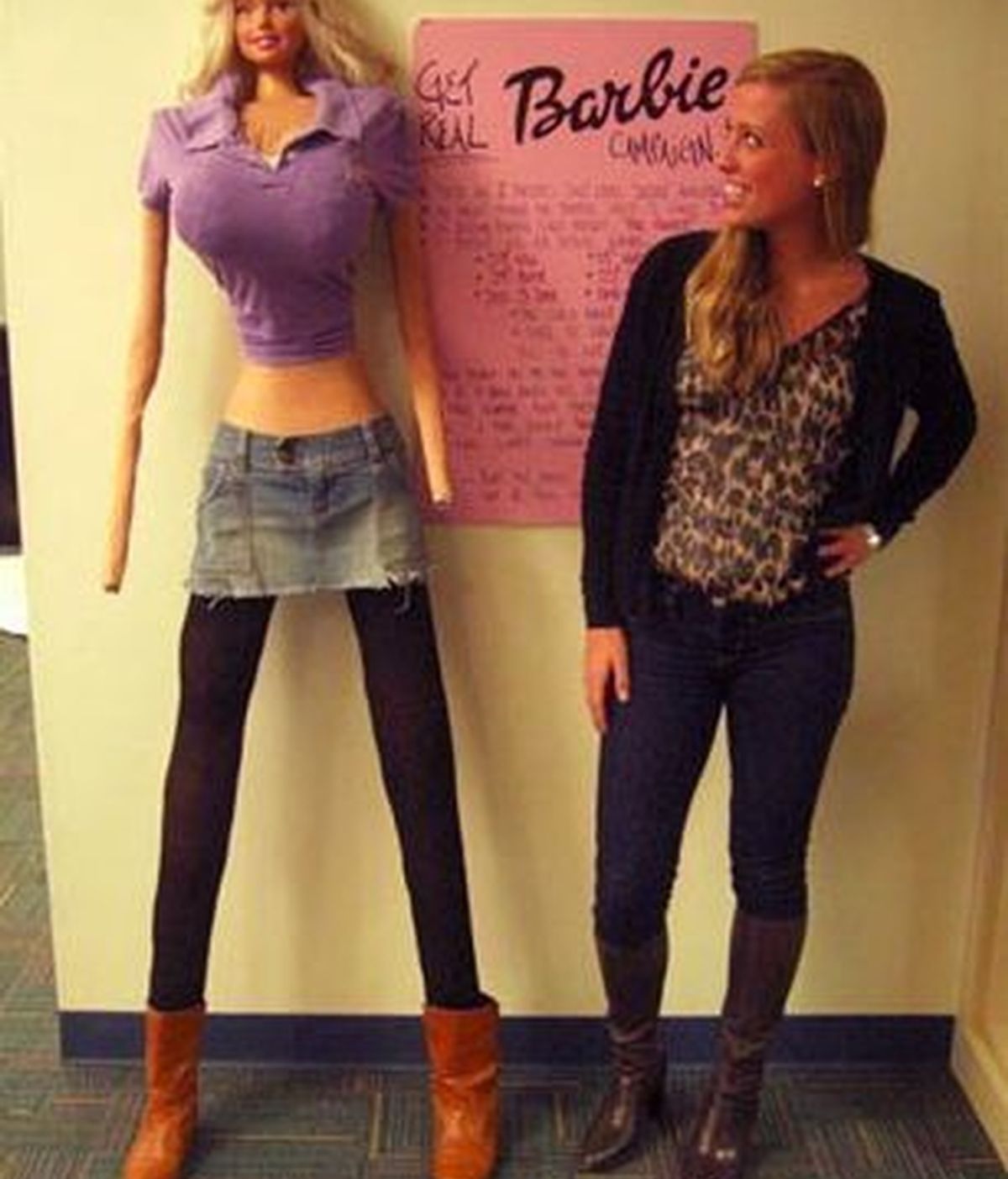 La Barbie construida por Galia Slayen para sensibilizar a las jóvenes de su edad del riesgo de sufrir anorexia.