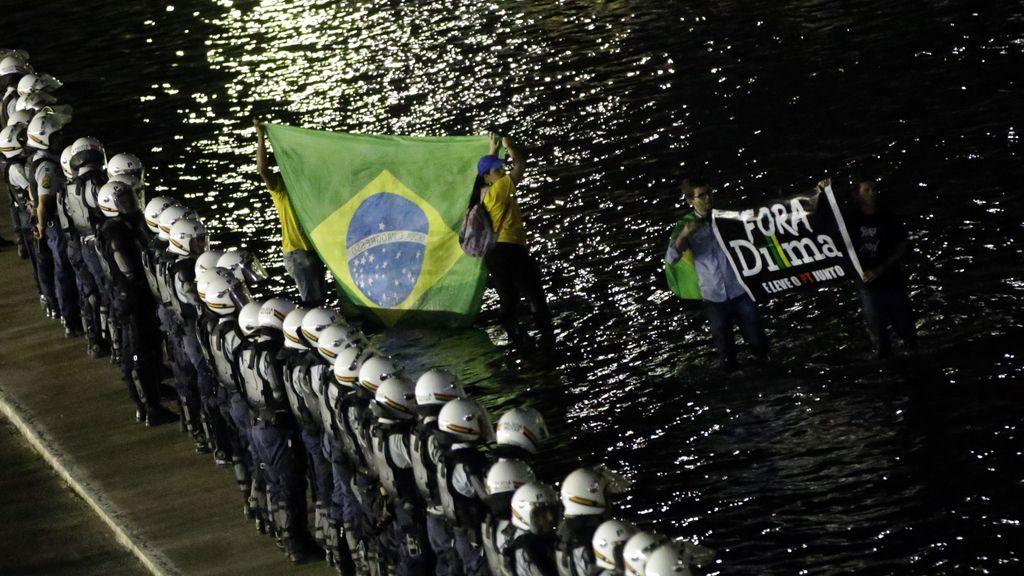 Centenares de brasileños siguen en las calles y exigen la renuncia de Rousseff