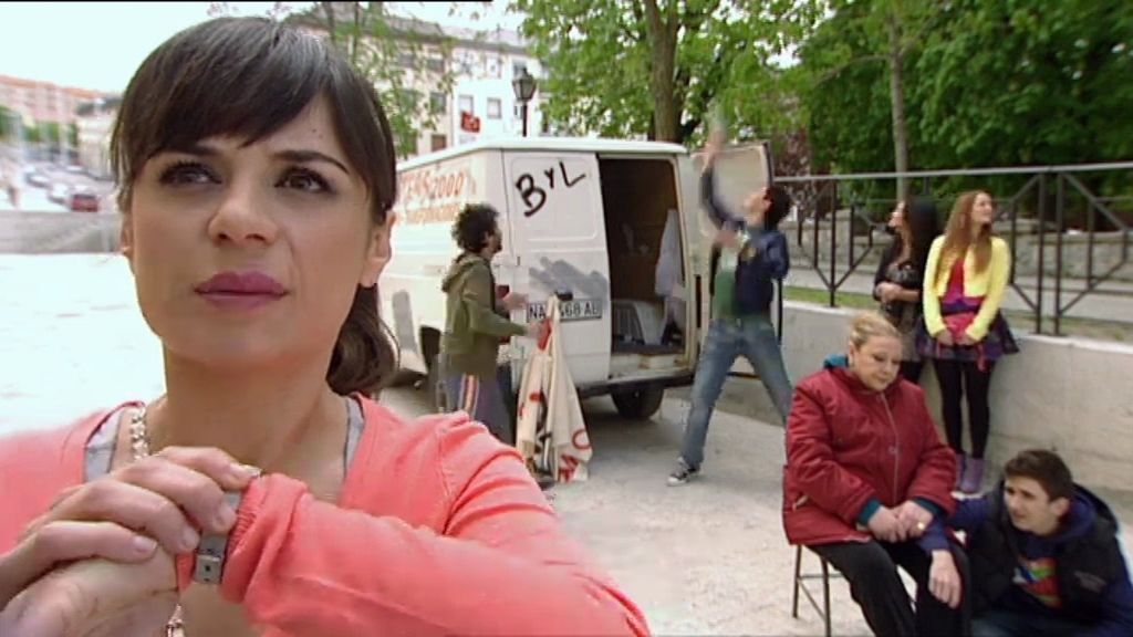 Aída abraza de nuevo a su familia