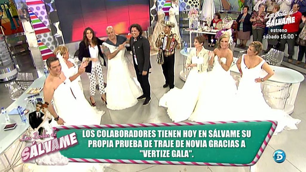 Las colaboradores y los colaboradores desfilan de blanco