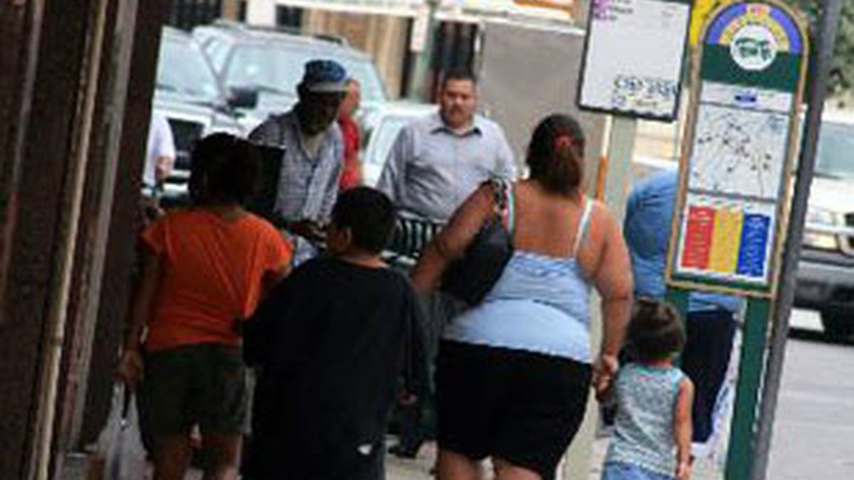 Varias personas con obesidad caminando por la calle. Foto: EFE