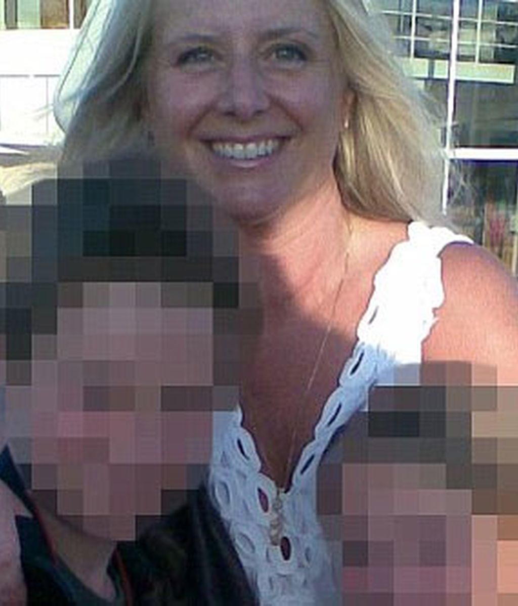 La madre junto a sus dos hijos en una foto de archivo. Foto: Daily Mail. La madre junto a sus dos hijos en una foto de archivo. Foto: Daily Mail.