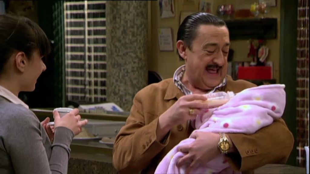 Dejan un cesto con una niña en el 'Bar Reynold's'