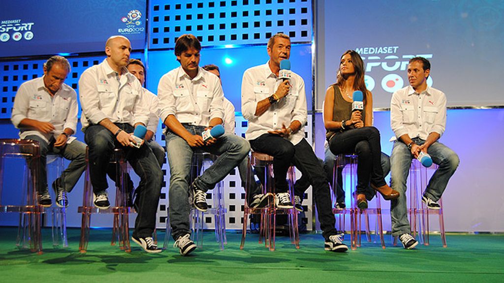 Vasile, J.J. Santos, Manu, Sara, Casillas, Iniesta, Del Bosque, en la presentación