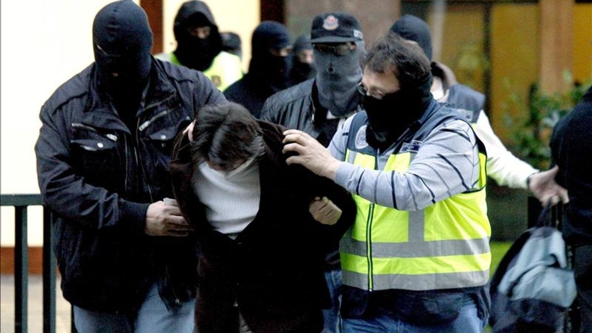 Varios policías se llevan en Bilbao a uno de los cinco miembros de una banda de atracadores, entre ellos al presunto autor material del asesinato de una cajera en Cambrils el 25 de octubre de 2010, que han sido detenidos en una operación que se desarrolla en esta ciudad y en Portugalete (Vizcaya) y Castro Urdiales (Cantabria). EFE